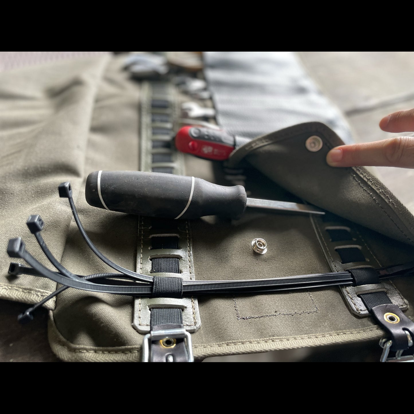 BG VINTAGE CANVAS TOOL ROLL - BLACK BELT